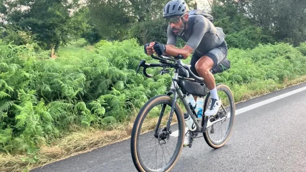 Sofiane Sehili cyklista, co chcel prejst euraziu, ale rusi povedali ne-e