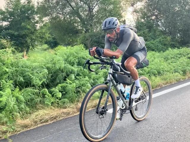 Pokus o rekordnú jazdu naprieč Euráziou sa skončil v cele. Francúzskeho cyklistu zatkli Rusi krátko pred cieľom 