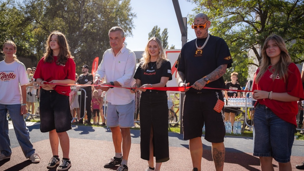 K Park otvorili primátor Komárna, zástupkyňa Kauflandu Nikoleta Lörincová a Separ.jpg