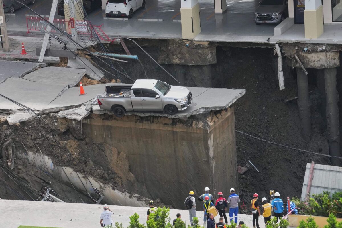 Thailand_Road_Collapse700741.jpg