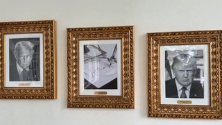 Biely dom otvoril galériu prezidentov USA. Miesto Joea Bidena zdobí len fotografia automatického pera