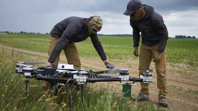 ukrajinsky dron drony ukrajinec ukrajinski vojaci s dronmi