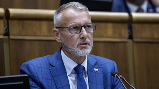 Opoziční poslanci natiahli rozpravu o zmenách v ústave. Richard Raši presunul hlasovanie na piatok