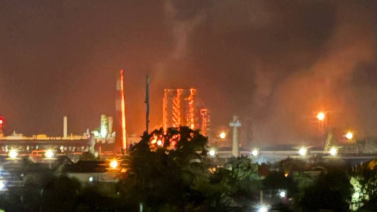 Masívny požiar zachvátil rafinériu Afipskij v ruskom Krasnodarskom kraji po nočnom útoku dronmi.