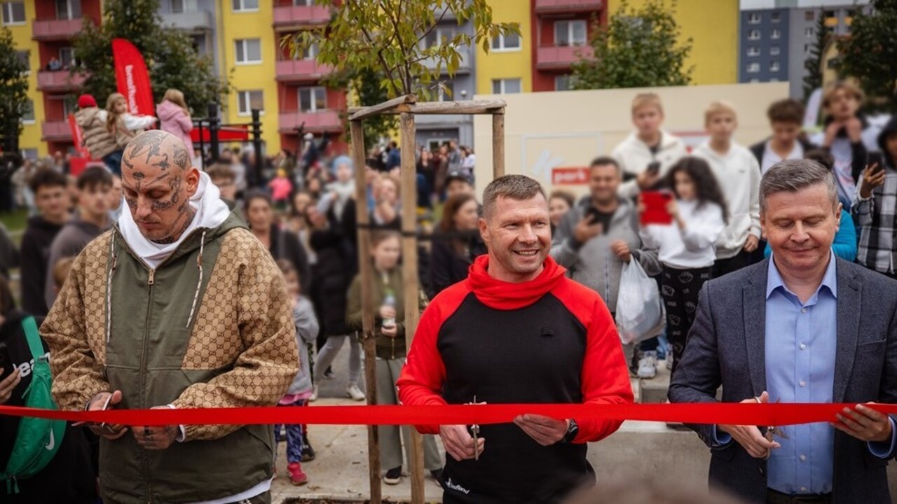 Humenský K Park otvorili Separ, zástupca spoločnosti Kaufland Kristián Gaľa a primátor Miloš Meričko (foto zľava).jpg
