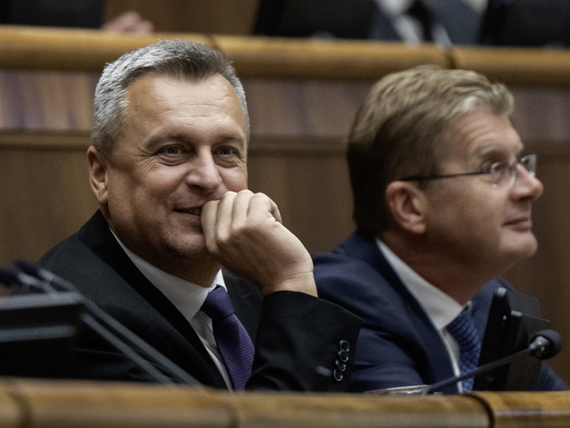 Koalícia chce po vyhrotenom nočnom rokovaní sprísniť pravidlá správania poslancov. Opozícia odmieta ďalšie obmedzenia