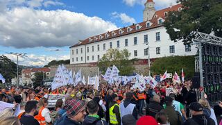 Neberte nám, čo nám patrí. Odborári vyšli do ulíc, pred parlamentom protestovali proti konsolidácii