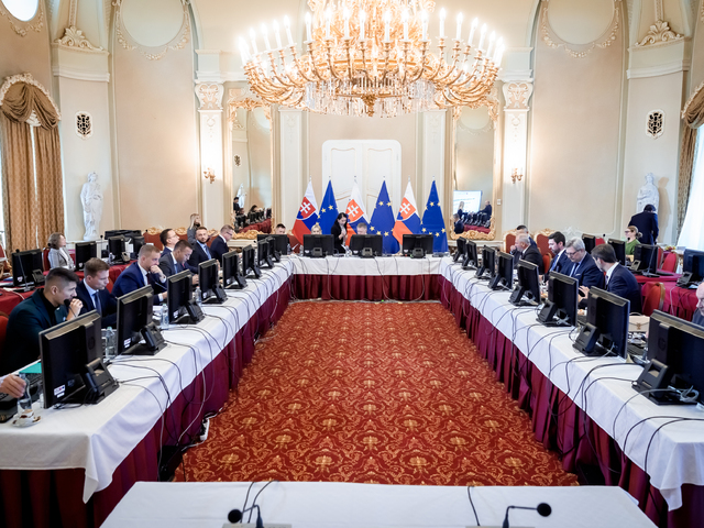 Mimoriadna schôdza parlamentu k vysloveniu dôvery vláde bude vo štvrtok. Termín oznámil predseda Richard Raši