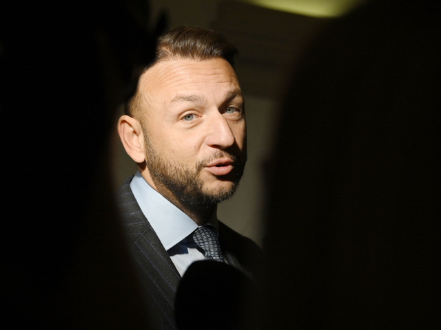 Šutaj Eštok žiada Fica, aby tlačil na Kotlára. Ten reaguje kritikou: Je slabý minister