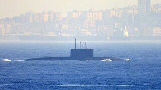 FOTO: Ruská ponorka, ktorej uniká palivo, sa musela vynoriť pri Gibraltári. Posádka ju zrejme nemá ako opraviť