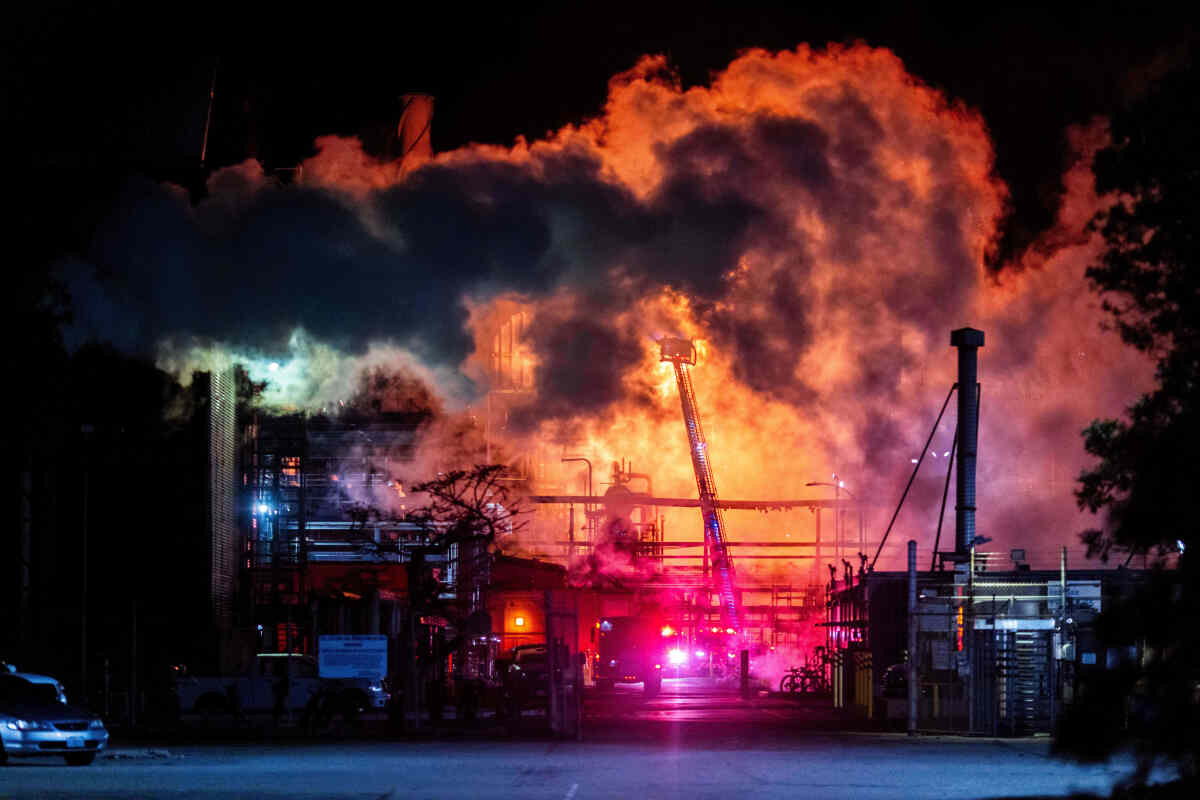 Oil_Refinery_Fire_LA726610162622.jpg
