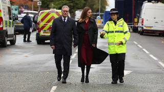 Jednu z obetí útoku v Manchestri omylom zastrelila polícia. Starmer prišiel na miesto tragédie