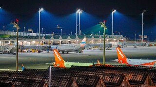 Obe ranveje letiska v Mníchove uzatvorili, vo vzduchu sú policajné vrtuľníky. Podľa kapitána v blízkosti videli drony