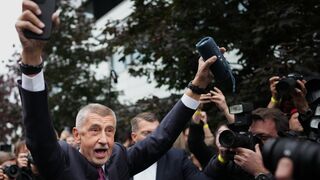 Dobre naladený, s reproduktorom v ruke. Babiš si pri príchode do volebného štábu ANO púšťal taliansku „vypalovačku“