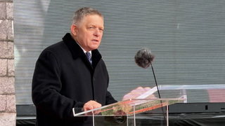 Fico je hrdý, že ho európski socialisti vylúčili. Naznačil, že za to môže jeho účasť na oslavách v Moskve a Pekingu 