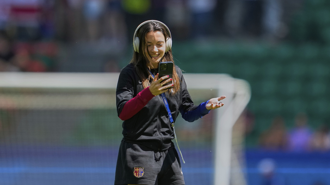 mladý človek telefonovanie 