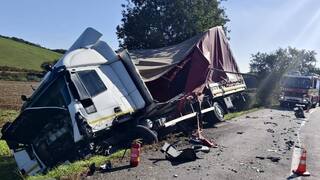 Vážna nehoda na východe Slovenska. Pri obci Merník sa zrazil kamión s autom, zasahujú všetky záchranné zložky
