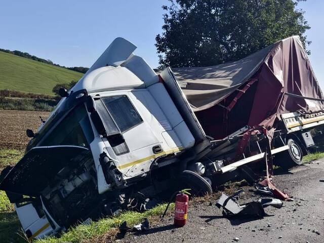 Vážna nehoda na východe Slovenska. Pri obci Merník sa zrazil kamión s autom, zasahujú všetky záchranné zložky