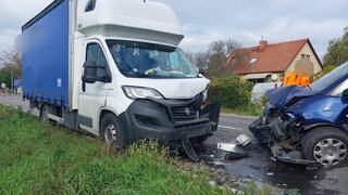 Čelná zrážka pri Lehniciach si vyžiadala život 68-ročného muža. Polícia cestu po nehode uzavrela