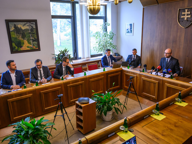 Koalícia chce prepísať systém platieb za poistencov. Vláda získa väčší vplyv na to, koľko pošle do zdravotníctva