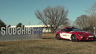 Krátka jazda, známa trasa, falošný pocit istoty. Pri sekunde nepozornosti rozhoduje o živote a smrti pás