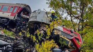 Jeden je v nemocnici, druhý bol v cele. Po zrážke vlakov na východe zadržali rušňovodiča. Ako sú na tom cestujúci?