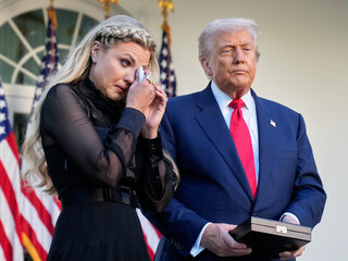 APTOPIX_Trump_Kirk_Presidential_Medal757242.jpg