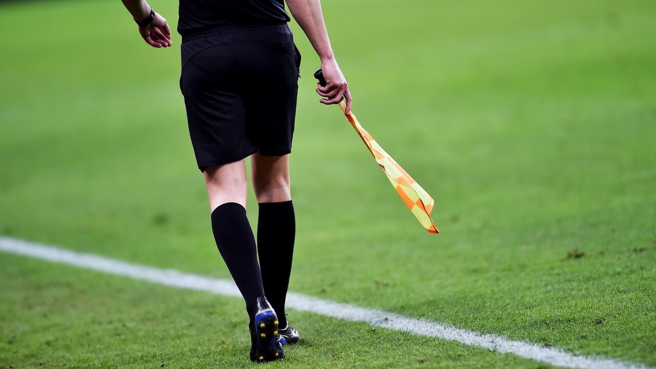 asistent rozhodcu futbal