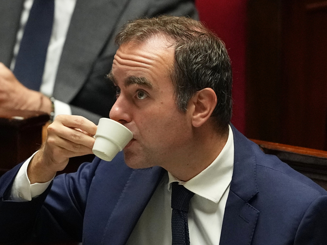 Francúzsky premiér ustál dve hlasovania o nedôvere. Pomohlo mu aj odloženie dôchodkovej reformy