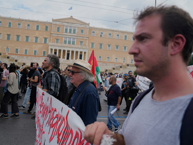 Nepomohli ani protesty. Grécki poslanci schválili kontroverznú novelu, povolí 13-hodinový pracovný čas