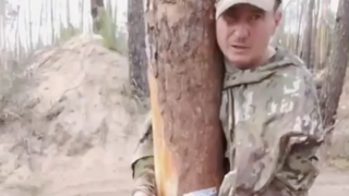 Obeta Babe Jage. Ruskí vojaci, ktorí odmietajú plniť rozkazy, končia priviazaní o stromy napospas smrti