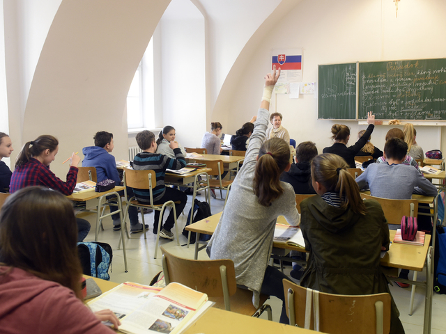 PRIESKUM: Učitelia pozorujú znepokojujúci trend. Mladí sa radikalizujú, vina podľa nich padá na politiku
