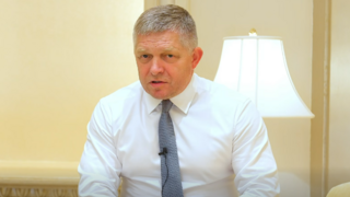 Premiér Fico zaútočil na svoju bývalú frakciu: PES by sa mali premenovať na „stranu homosexuálov a vojnových štváčov“