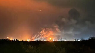 Za slovenskými hranicami horí rafinéria. Hasiči s požiarom bojovali celú noc, Maďarsko zrejme siahne na svoje rezervy