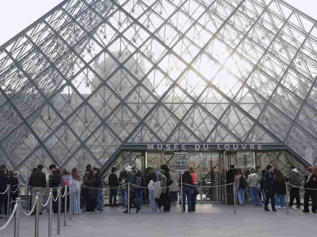 Louvre po lúpeži znovu privítal návštevníkov. Galéria, odkiaľ zmizli šperky za 88 miliónov eur, je stále uzavretá
