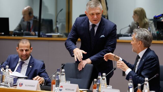 fico na samite  premiér Robert Fico (v strede) si podáva ruku s holandským premiérom Dickom Schoofom (vpravo) počas stretnutia za okrúhlym stolom na samite EÚ.