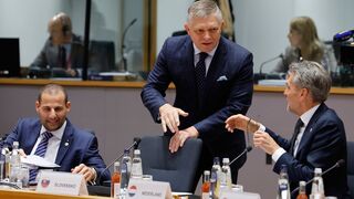 fico na samite  premiér Robert Fico (v strede) si podáva ruku s holandským premiérom Dickom Schoofom (vpravo) počas stretnutia za okrúhlym stolom na samite EÚ.