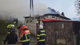 Výbuch plynovej bomby mal rozpútať požiar domov v Lomničke. Prednosta obce pre ta3: Zázrakom prežili