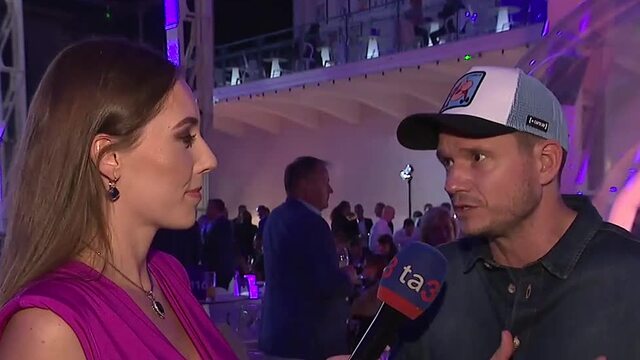 3-SHOW-NARODENINY-SWAN