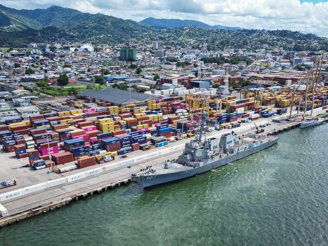 Americká loď zakotvila v hlavnom meste Trinidadu a Tobaga. S miestnou armádou plánujú vojenské cvičenie pri Venezuele