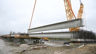 Dobrá správa pre motoristov. Cestu pri Trenčíne otvoria skôr, na stavbe už pokladajú nosníky
