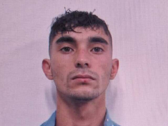 Polícia vypátrala väzňa. Mladík sa pri úteku zbavil oblečenia a okradol staršiu ženu