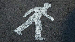Nie, chodci nemajú zákaz kráčať rýchlejšie ako 6 km/h. Analytik vysvetľuje, čo novela skutočne znamená