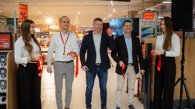 thumbnail_Predajňu otvorili riaditeľ Martin Fertáč a oblastní riaditelia spoločnosti  Kaufland Kristián Gaľa a Miroslav Čorba (foto zľava) .jpg