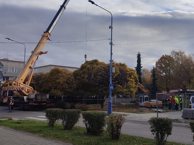V centre Dubnice spustili prvú z obrovských retenčných nádrží. Voda zo striech poslúži na zavlažovanie zelene