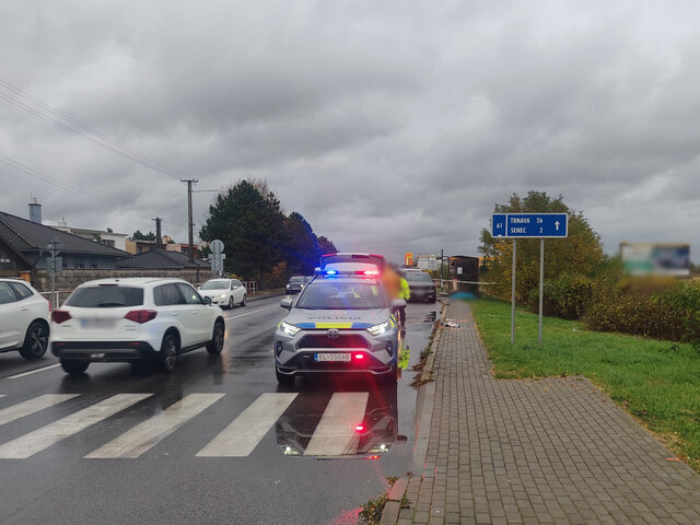 Štyri dopravné nehody s chodcami v Bratislavskom kraji. Jedna skončila tragicky, 90-ročného muža zrazila električka