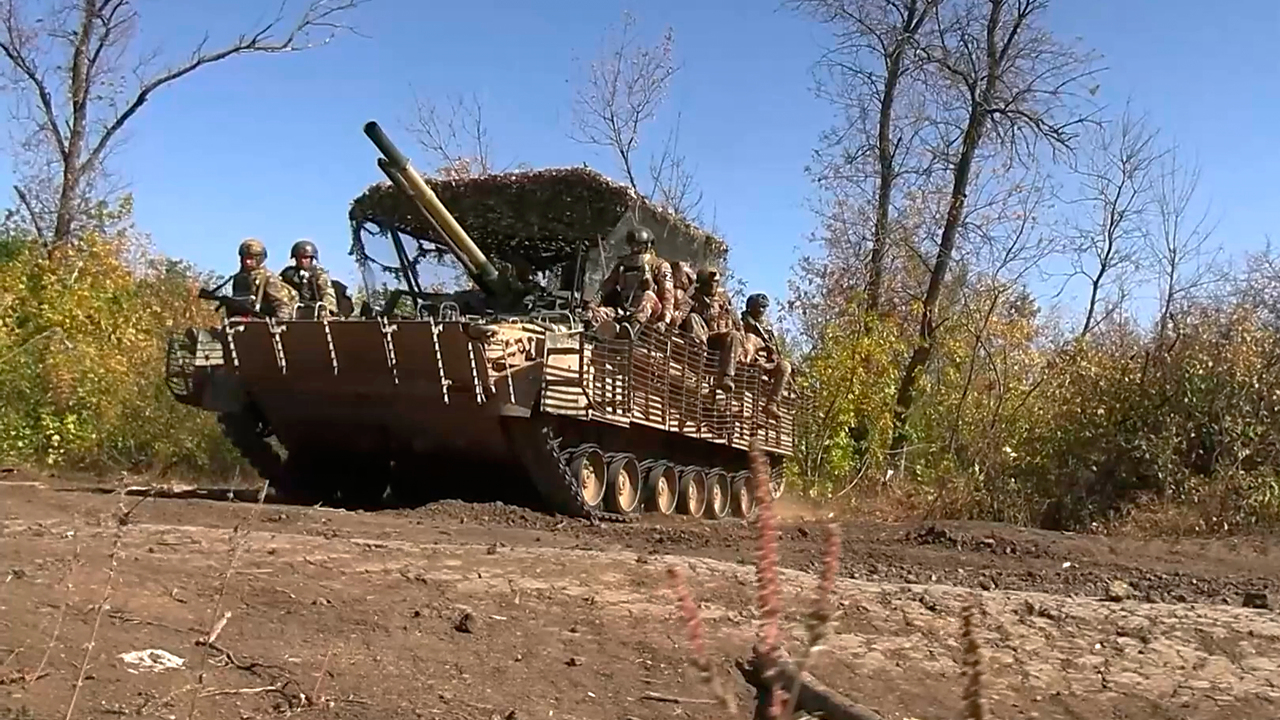 ruskí vojaci na obrnenom transportéri počas vojenského cvičenia