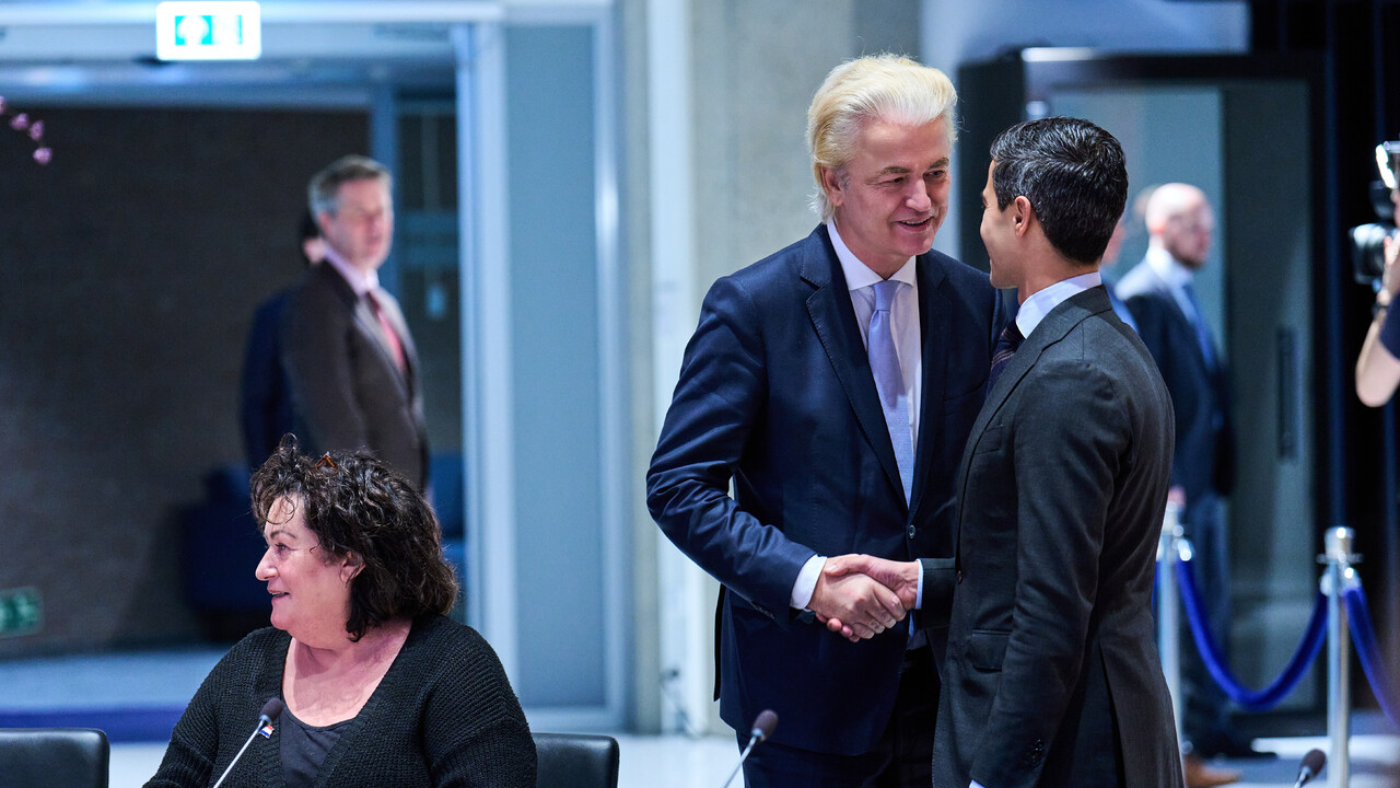 Líder sociálnoliberálnej strany Demokrati 66 (D66) Rob Jetten (vpravo) a šéf holandskej protiimigračnej Strany za slobodu (PVV) Geert Wilders 