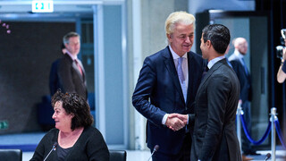 Líder sociálnoliberálnej strany Demokrati 66 (D66) Rob Jetten (vpravo) a šéf holandskej protiimigračnej Strany za slobodu (PVV) Geert Wilders 