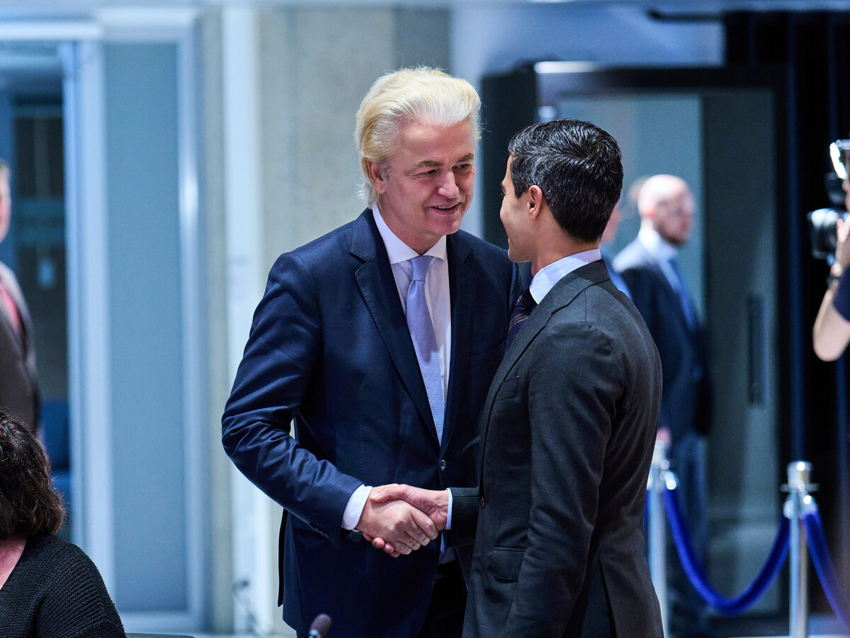 Líder sociálnoliberálnej strany Demokrati 66 (D66) Rob Jetten (vpravo) a šéf holandskej protiimigračnej Strany za slobodu (PVV) Geert Wilders 